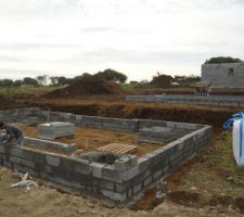 Le quatri&egrave;me rang de parpaing en cours de montage.