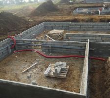 Fondations termin&eacute;es, il ne reste plus qu'&agrave; poser les poutres et le cofraplume