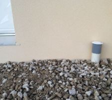 12/10/15 : intervention terrassier ABS (remblais,raccordements) : le tube en pvc en T pour aération VS