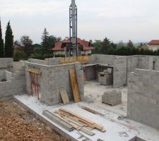 A gauche, emplacement pour la baie coulissante 2 vantaux
Au milieu, emplacement pour la baie coulissante 3 vantaux, en attente du coffre tunnel de volet roulant de 4m !
A droite, emplacement pour la baie coulissante 2 vantaux