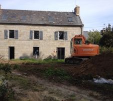 Terrassement exterieur pour mise en place d'un assainissement indivuel et pour la création d'une piscine.