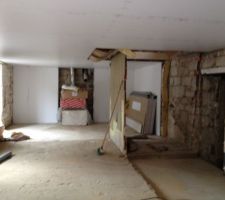 Voici la pièce de vie, le mur côté fenêtres restera en pierres apparentes. Au fond de la pièce le salon, avec une cheminée qui chauffera toute la maison, à droite, les anciens escaliers ont été enlevés, en attente des nouveaux!