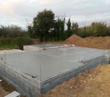 Dalle coulée dans l'après midi. Le garage est en légère surépaisseur car le RDC est en plancher chauffant. LE garage sera ensuite 5cm en dessous du niveau de la dalle finie de la maison.