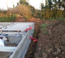 Sur la photo on voit bien les poutrelles de support des hourdis. Ce sont des hourdis b&eacute;ton pour le garage et cofraplume pour le reste.