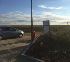 Bordures terrain pos&eacute;es ainsi que le lampadaire du lotissement