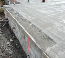 On voit ici l'entrée du garage, les maçon ont volontairement laissé une petite cuvette, peut-être pour ajouter un seuil ?