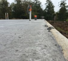 Le béton arrive bien à fleur des parpaings de chainage.