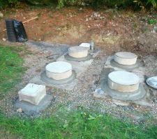 Reprise des cuves eau de pluie: installation des 4 rehausses des trappes de visite, des boites de raccordement, pompage et remplissage et surtout du clapet en sortie du trop plein (je prendrais une photo)