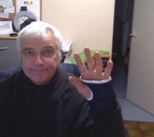 Le poignet gauche  était jaloux: circulaire arrêtée mais disque toujours en rotation = tendon sectionné.
En voulant ratiboiser la cornière d'un velux pour descendre le volet au plus bas, j'ai voulu changer de main pour finir la coupe...1 mois d'atèle et la rééducation...