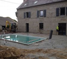 Voici la piscine remplie, j'adore la couleur de l'eau via cette coque gris clair!