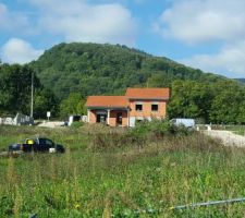 Vue de la maison de l'entrée du lotissement.