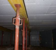 Etais mis en place sous le plancher avant coulage