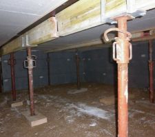 Etais mis en place sous le plancher avant coulage