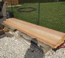 Achat de planches de terrasse pour faire deux panneaux occultants de 3mx1,80 de haut.