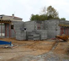 Vue sur la porte d'entrée, la fenêtre du cellier et l'entrée du garage