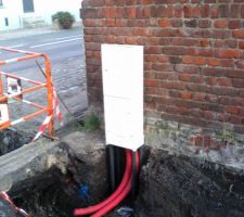 Compteur double en bordure de voie publique  .... on ne sait pas encore &agrave; quoi &ccedil;a sert!