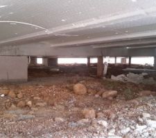 Vue dans le vide sanitaire, sous les hourdis.