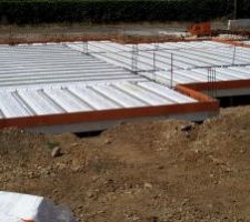 Plancher termin&eacute; en attente du treillis m&eacute;tallique.