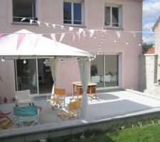 La terrasse est prête à recevoir les invités pour une soirée anniversaire.