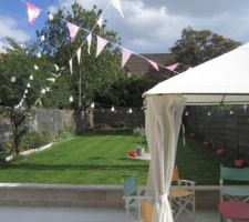 Guirlandes led et fanions de sortie pour une soirée anniversaire.