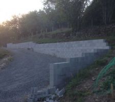 Montage du mur de soutènement.