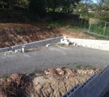 Montage du mur de soutènement.