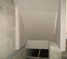 Cloison sous escalier