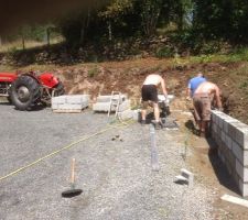Le belle famille au montage du mur de soutènement.