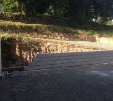 Mur de soutènement en blocs à bancher