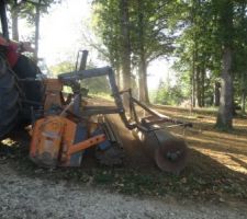 Finition du semis du gazon en sous-bois, aération et roulage simultanément