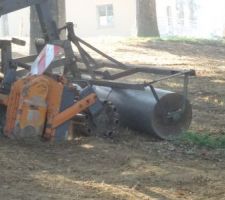 Finition du semis du gazon en sous-bois, aération et roulage simultanément