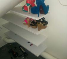 Étagère à chaussures sous escalier