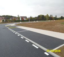 Les premières places de parking pour visiteur à l'entrée du lotissement.
Chaussée, parking, trottoirs terminés