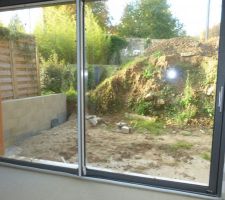 De la terrasse au sommet du mur en fond de parcelle, 4 m de dénivelé