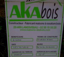 Et voila le panneau pos&eacute;! il va donc y rester deux mois en attendant la maison va se fabriquer en usine d'ici d&eacute;cembre janvier elle devrait &ecirc;tre la  .... patience ...