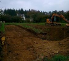 Voila on voit enfin les choses bouger, le terrassement est en cours (accès au terrain, servitude, et voirie, pour nous et nos voisin qui nous ont acheté un boue de terrain. les fouilles en masse seront faites par notre constructeur a la fin des deux mois de délai d'affichage du panneau de chantier!! ca fait du bien de voir les choses avancer hors administratif