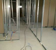 (Vu sur le couloir donnant dans les chambres , sdb, cellier, garage)