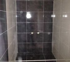 Banc de douche, faience et joint
