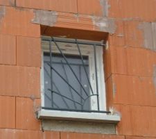 Grille de défense avec le motif soleil pour les fenêtres salle de bain, wc et cellier.