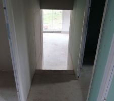 Dans le couloir... vue sur le s&eacute;jour
