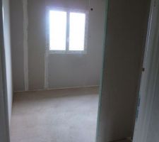 Une premi&egrave;re chambre
Difficile de prendre toute la superficie (placard sur la droite)