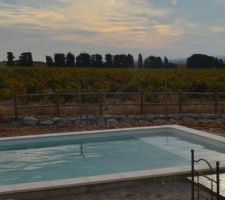 A travers la baie on aperçoit la piscine au milieu des vignes. Reste l'aménagement extérieur !