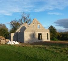 El&eacute;vation des pignons termin&eacute;e, ainsi que les 3 rangs d'encuvement suppl&eacute;mentaires