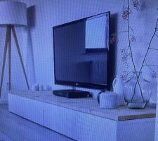 Meuble tv blanc besta surmontée d'une planche bois pour un style scandinave epuré et retrouver la douceur du bois