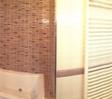 SDB des filles côté baignoire