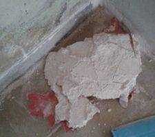 L'un ds bouts de pl&acirc;tre humide qui s'est d&eacute;coll&eacute; sans aucun mal (me semble humide)
