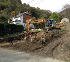Trou pour la maison avec " l'arrêt de midi" devant la maison donc 5m entre route et maison