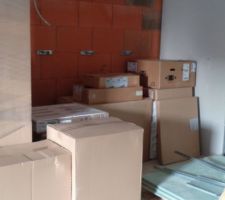 Le reste des cartons de la cuisine (j'ai pas pu compter précisément mais il y à au minimum 20 cartons...)