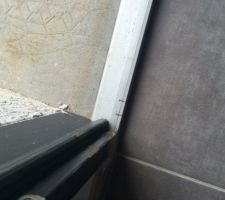 Depuis Juillet, toujours pas de nouvelle pour la porte d'entrée qui ferme mal