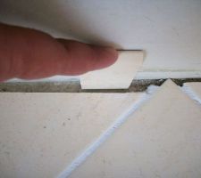 Un carreau coupé un peu court dans le bureau.